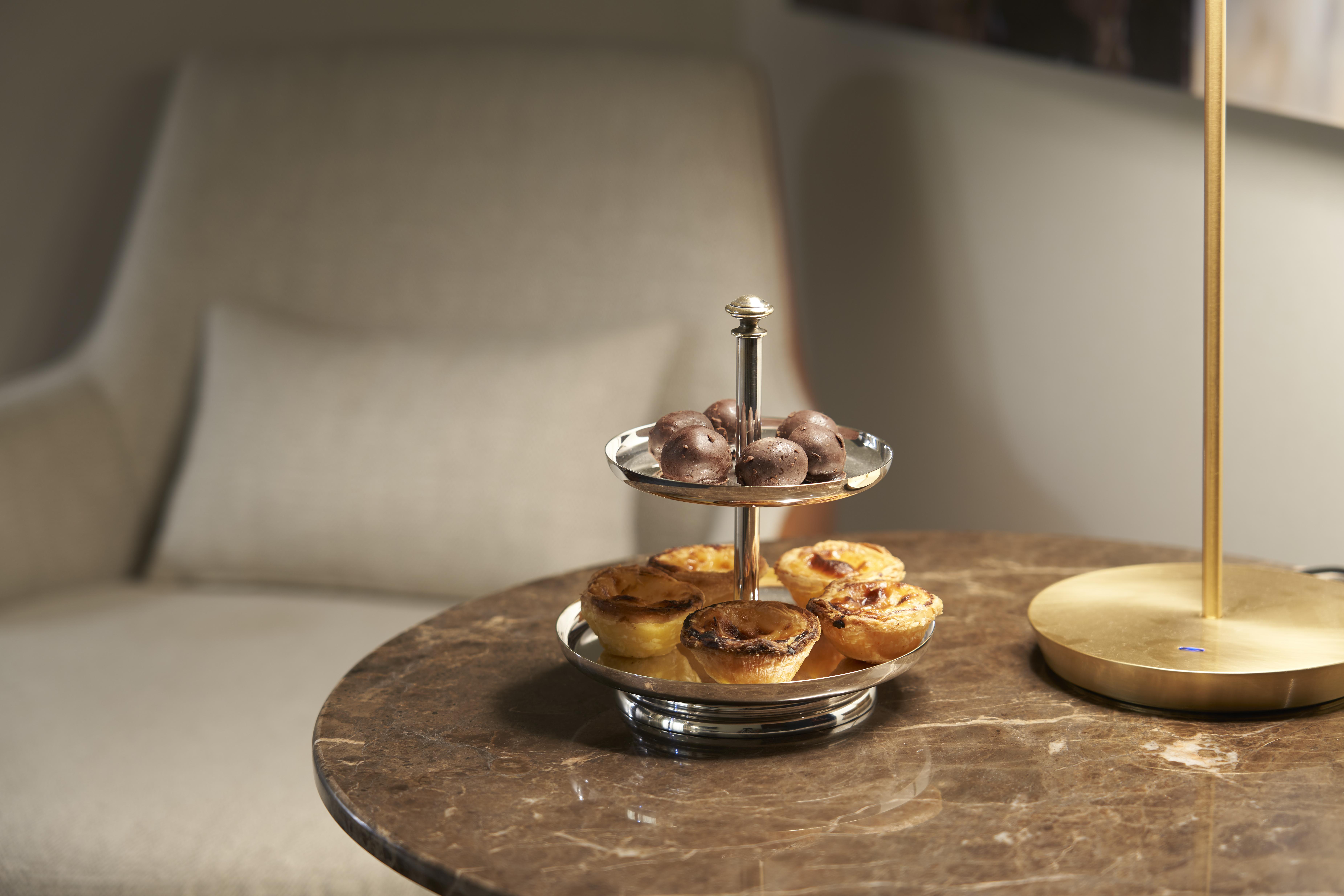 Portobay Flores Exteriér fotografie A two-tiered serving dish