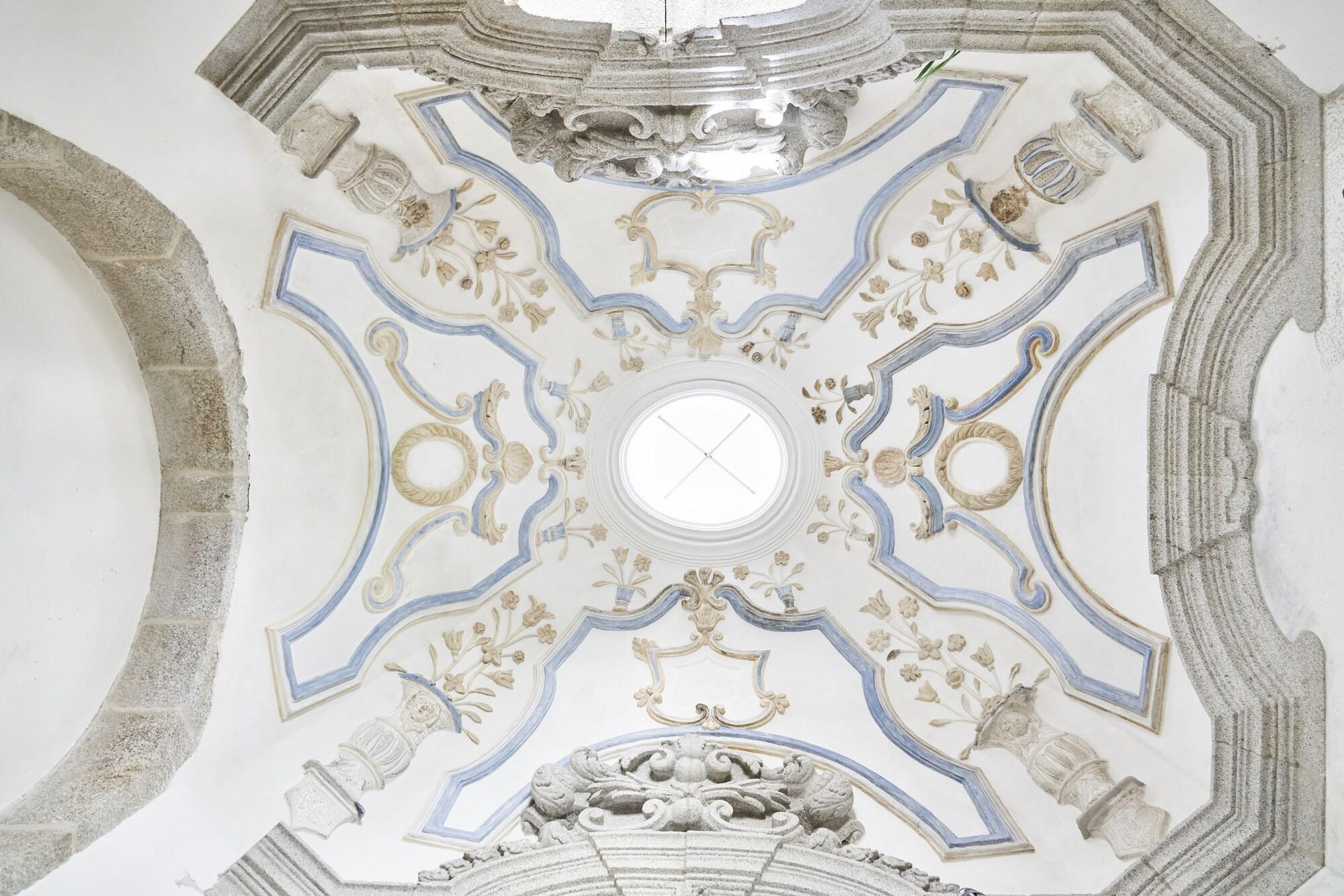 Portobay Flores Exteriér fotografie The ceiling of the nave