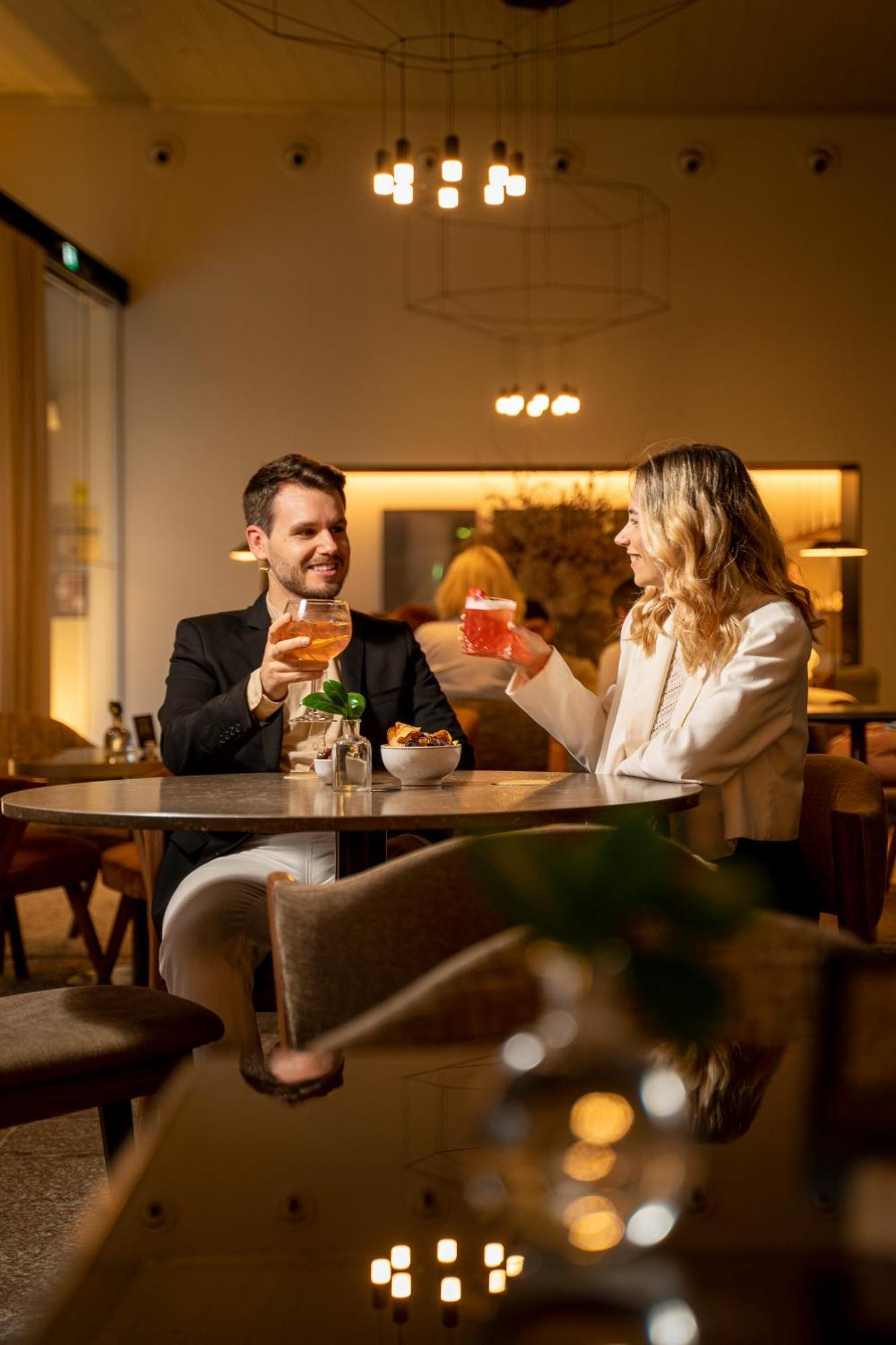 Portobay Flores Exteriér fotografie A couple drinking cocktails