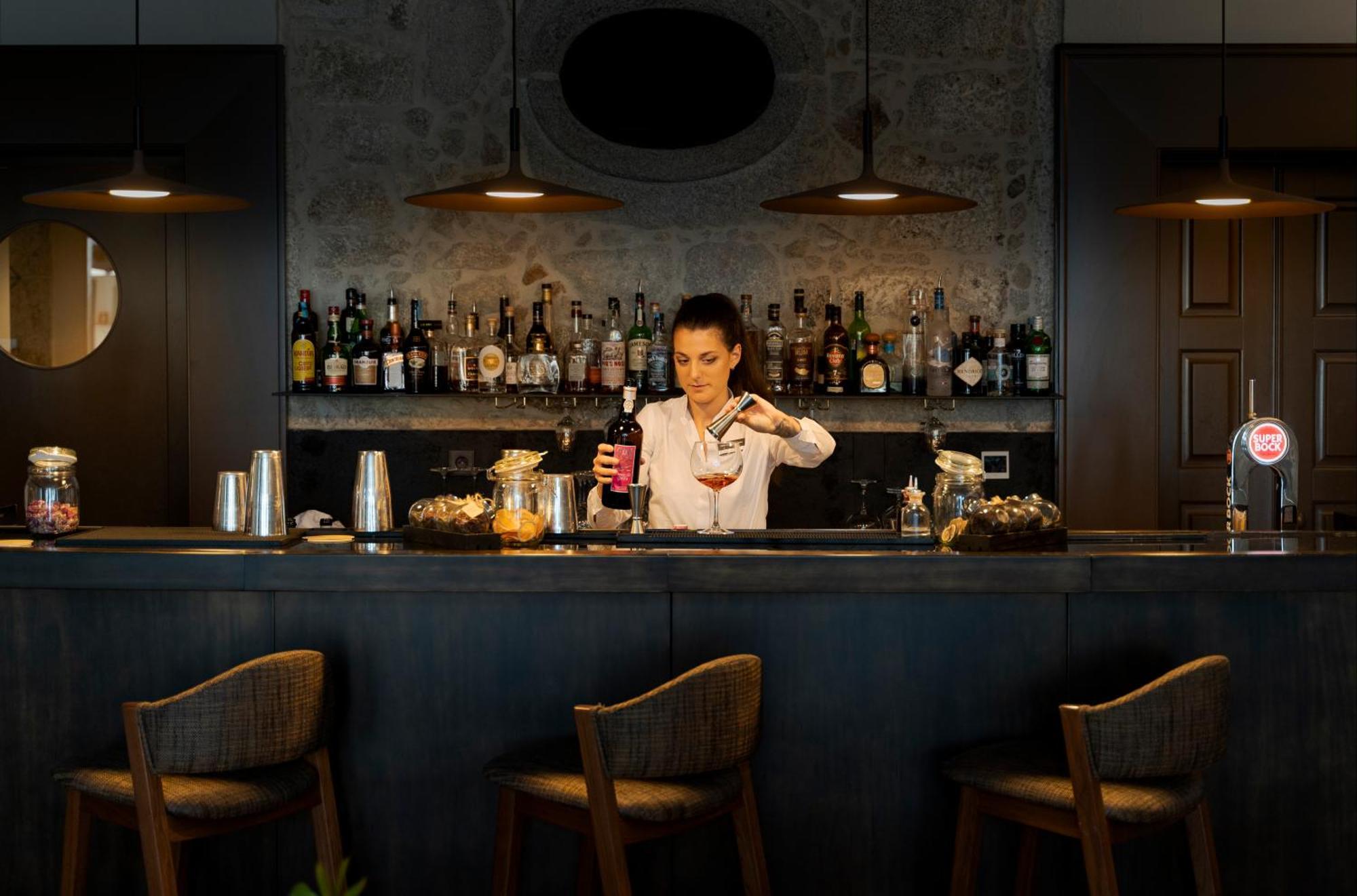 Portobay Flores Exteriér fotografie The bar at the British Airways Galleries First Lounge at London Heathrow Airport