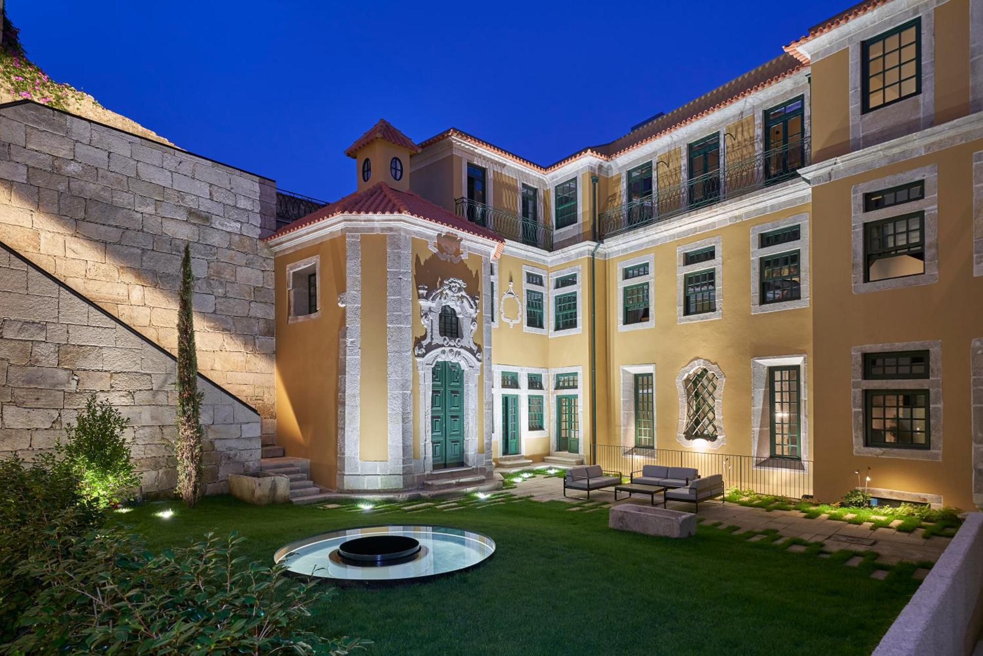 Portobay Flores Exteriér fotografie The courtyard of the palace